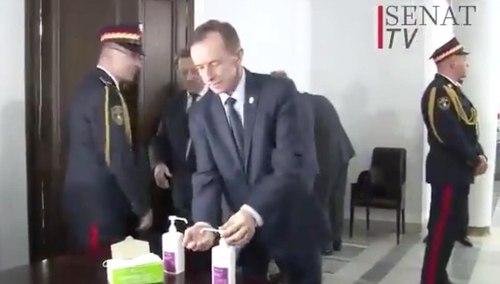 Epopei ciąg dalszy. Marszałek Grodzki o dotknięciu kciukiem dozownika: Mea culpa, ale...