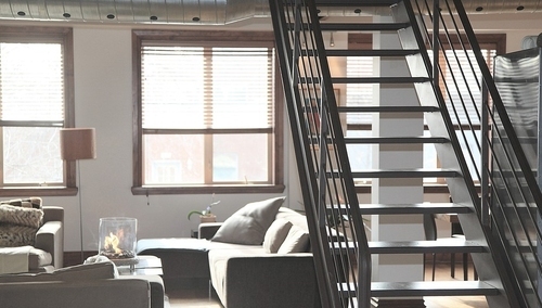 Dlaczego gminy pozbywają się mieszkań, zamiast wynająć je potrzebującym?