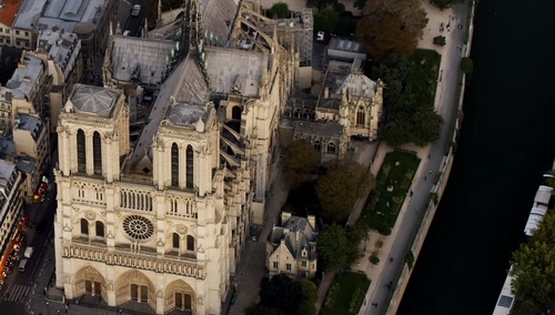 Wyszkowski o proj. "odbudowy" Notre Dame: "Otwierany dach, żeby kąpiący się w miejscu prezbiterium..."