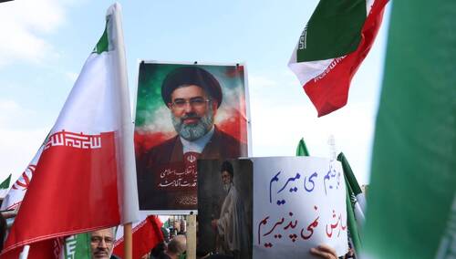 Marsz poparcia dla Modżtaby Chameneiego, który został nowym najwyższym przywódcą Iranu