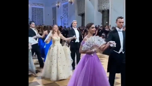 [video] No proszę. Młode przedstawicielki rosyjskich elit tańczą poloneza. "Niezłe soft power"