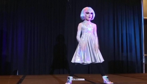 [video] Dziewięcioletni chłopiec - drag queen "niesie po świecie przesłanie miłości"