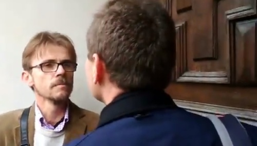 [video] Wierni bronią kościoła w Poznaniu przed prowokatorem... "z tragarzami przechodzi" dziennikarz GW