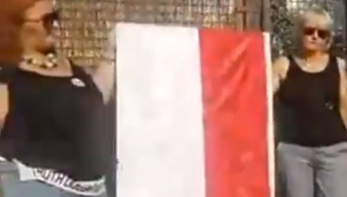 [video] Ci sami, którzy hejtują spotkania z Jakim, z "Rudą", "odsłonili tablicę" na płocie Kaczyńskiego