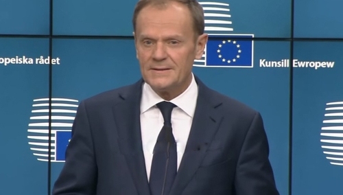 Tusk na Twitterze zabrał głos w sprawie samospalenia Piotra S.? Internauci odpowiadają "Królowi Europy"