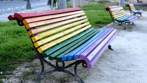 W Kielcach stanie 20 "tęczowych ławek". Koszt projektu: 135 tys. złotych