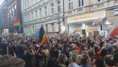 [video] ""Je.ać PiS". Mowa miłości na demonstracji LGBT w Poznaniu. Dziennikarz GW: "To zbiorowa terapia"