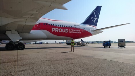 Między niebem a ziemią są pracownicy lotniska