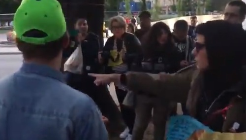 [video] Tak "obrońcy demokracji" podsycają nienawiść. "Jeszcze tutaj rzuć"