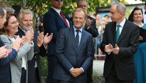 "Na to, co im dolega...". Tusk szydzi z Andrzeja Dudy po wypowiedzi ws. szczepionek