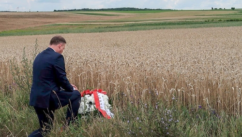 "Buszujący w zbożu", "Ponury żniwiarz". Followersi B.Wielińskiego [GW] kpią z wizyty A. Dudy na Wołyniu