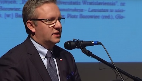 Krzysztof Szczerski w głównej siedzibie NATO. W tle stanowisko zastępcy Stoltenberga?