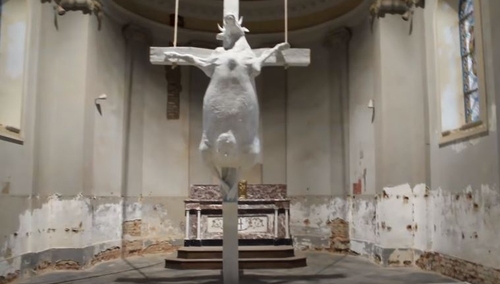 Bluźnierstwo w Belgii: Krowa ukrzyżowana na miejscu Chrystusa... w katolickiej kaplicy!