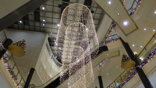 Nie wszędzie przehandlują pierwszą gwiazdkę. Większość sklepów w Wigilię będzie otwarta krócej