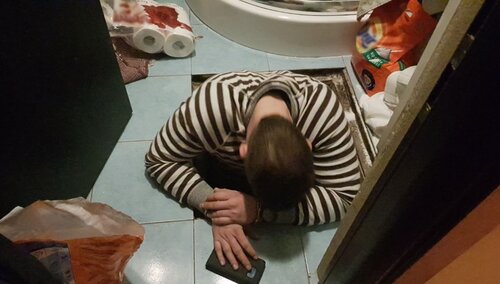 Przed trzema listami gończymi ukrywał się... pod podłogą