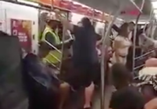 [video] Mężczyzna czyta Biblię w metrze. Kobieta usiłuje go powstrzymać