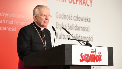 Abp Jędraszewski: "Nie można oddzielić chrystusowego krzyża od losu człowieka pracy i jego godności"