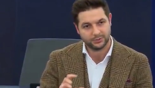 [WIDEO] „Wzięliście dzisiaj urlop, żeby bawić się w polityków?”. Jaki w ostrych słowach do sędziów w PE