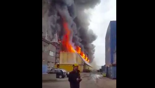 [WIDEO] Potężny pożar w porcie w Gdyni. Płonie jeden z magazynów