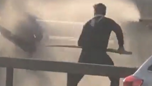 [video] Polak, który zaatakował terrorystę-nożownika kłem narwala, bohaterem światowego internetu