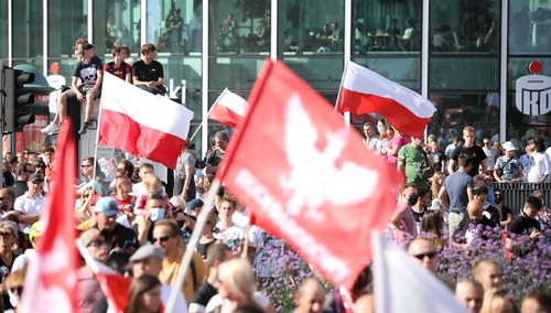 Warszawa: IX Marsz Powstania Warszawskiego ruszył z ronda Dmowskiego