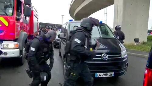 Francja: napastnik, muzułmański radykał, zastrzelony przez policję na lotnisku Orly