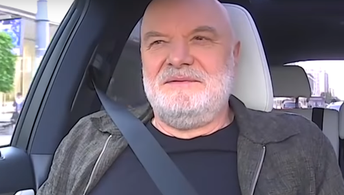 Andrzej Mleczko, rysownik "Polityki", w najnowszej karykaturze żartuje z chorych psychicznie...