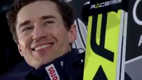 [video] Po kolejnym zwycięstwie w Konkursie Czterech Skoczni Kamil Stoch wysłuchuje Mazurka Dąbrowskiego