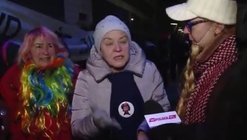 [video] Jeśli Państwo nie wiedzieli, to protestujący pod TVP przyszli tam... na spacer