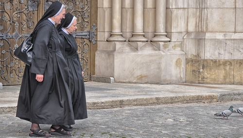 Zakonnice, alumni seminarium na czele z rektorem. Wszyscy służą na oddziale dotkniętym koronawirusem