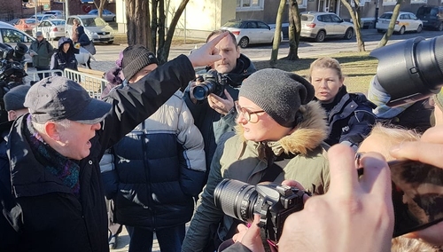 [Tylko u nas] Przepychanki pod pomnikiem prałata Jankowskiego