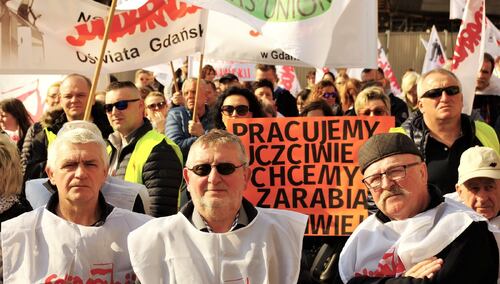 Pikieta przed Urzędem Wojewódzkim w Gdańsku w ramach protestu o "Piątkę Solidarności". Kwiecień 2019 r.