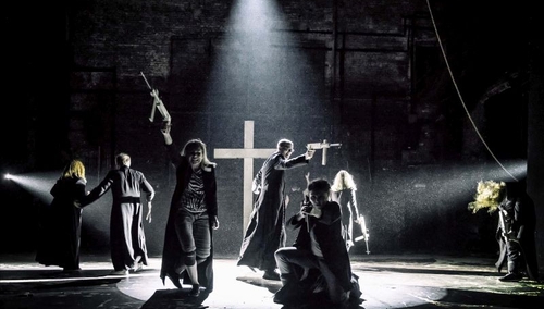 Kuriozum. Teatr Powszechny: Scena zbiórki pieniędzy na zabójstwo Kaczyńskiego ma "ośmieszać przemoc"