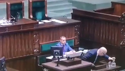 [video] Poseł Platformy Obywatelskiej zasłabł na sejmowej mównicy