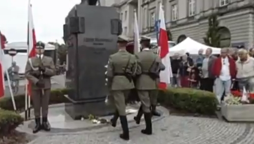 [video] A tak prez. Komorowski "składał" wieniec pod pomnikiem Marszałka Piłsudskiego 15 sierpnia 2012