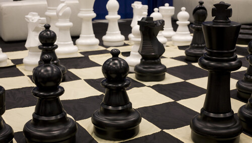 Szachy to rasistowska gra, bo biali wykonują pierwszy ruch? Absurdalna dyskusja w australijskiej stacji