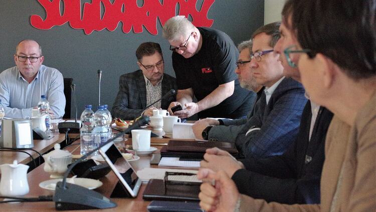 „Solidarność” krytycznie o projekcie PO: w języku prawnym nie występuje pojęcie „wynagrodzenie brutto”