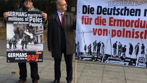 [Foto] Merkel w Warszawie. Pikieta pod KPRM: "Reparationen jetzt!"