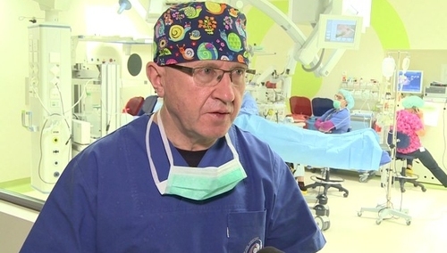 Polscy lekarze wyznaczają standardy w leczeniu słuchu. W Kajetanach uczą chirurgów z całego świata