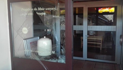 Atak na parafię w Koninie. Młody mężczyzna boso, w bieliźnie i z krzyżem w ręku wybijał szyby