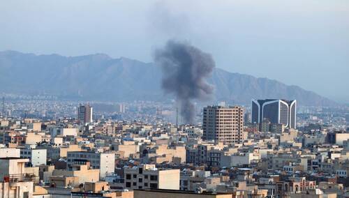 Dym unoszący się nad Teheranem