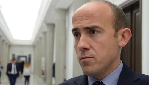 Budka udzielał wywiadu TVN... w garniturze i spodenkach. "Od pasa w górę - obietnice, od pasa w dół..."