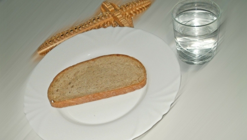 "To jedyny dzień w roku – obok Środy Popielcowej...". Rzecznik Episkopatu o poszczeniu w Wielki Piątek