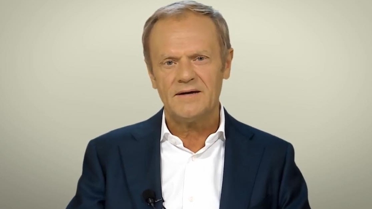 Tusk hejtuje Morawieckiego. Mazurek: "Prostak, który niestety był premierem..."