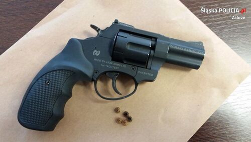 Strzelał do policjantów i groził ich rodzinom. Członek gangu samochodowego zatrzymany w centrum Zabrza