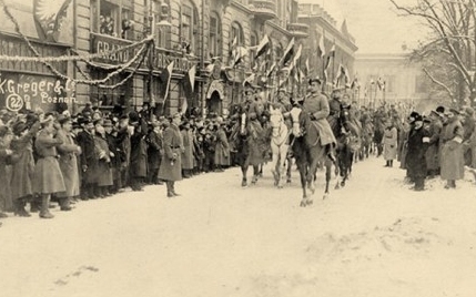 Defilada 15. Pułku Ułanów Poznańskich po zakończeniu walk w Wielkopolsce.