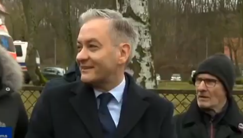 [Wiedeo] Biedroń na konferencji opowiada o braku karetki w szpitalu... a kilka stoi za jego plecami