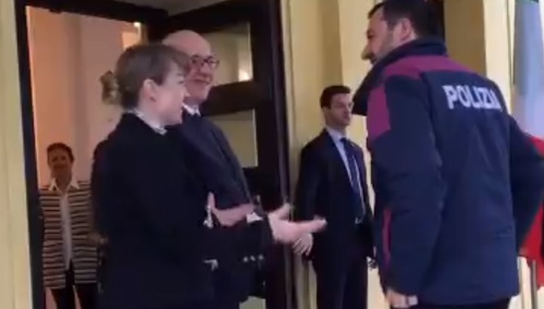 „Neue Zuercher Zeitung”: „Eurosceptyczna prawica w UE kokietuje PiS”