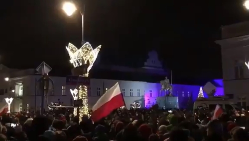 [video] Protesty przeciw reformie sądownictwa: Szydzenie z prezydenta pieśnią na melodię kolędy