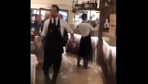 [video] Woda po kolana w restauracji? Żaden problem! W Wenecji kelnerzy w kaloszach serwują pizzę